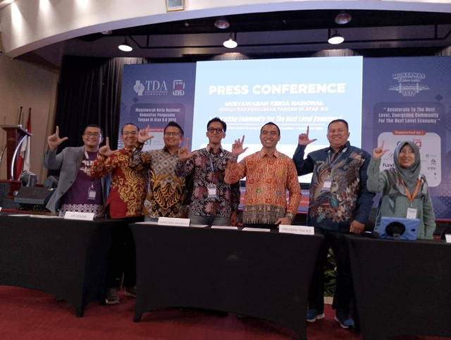 komunitas tangan di atas