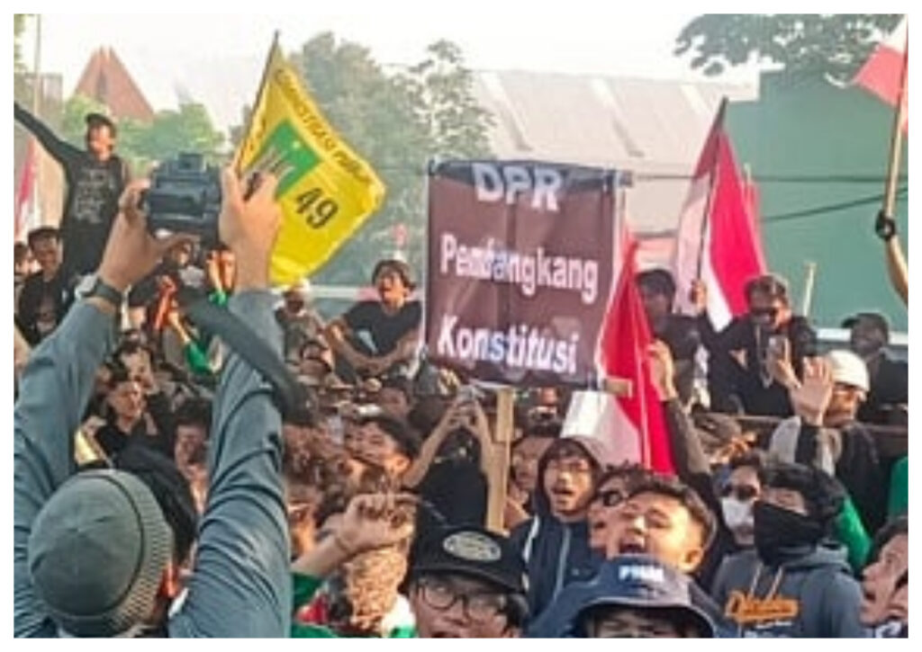 Gerbang Gedung DPR Jebol Akibat Aksi Massa Protes RUU Pilkada