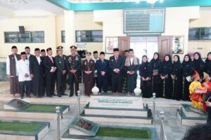 Kapolres dan Forkopimda Kabupaten Bekasi Tabur Bunga di Makam KH Noer Ali