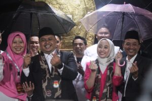 Atang-Annida ke KPU Kota Bogor Berpayung Pink