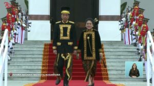 Jokowi Pimpin Upacara Bendera HUT ke-79 RI, Kenakan Pakaian Adat Kustin