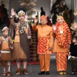 Ma’ruf Amin bersama istrinya turun dari mobil berpelat RI-2, keduanya mengenakan pakaian adat khas suku Melayu Sambas dari Pontianak