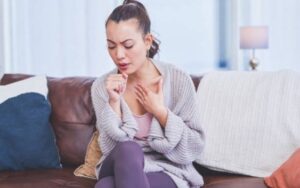 7 Minuman Terbaik untuk Meredakan Tenggorokan Gatal
