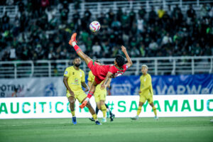 Persebaya Surabaya Kalahkan Barito Putera dengan Skor 2-1, Memimpin Klasemen BRI Liga 1