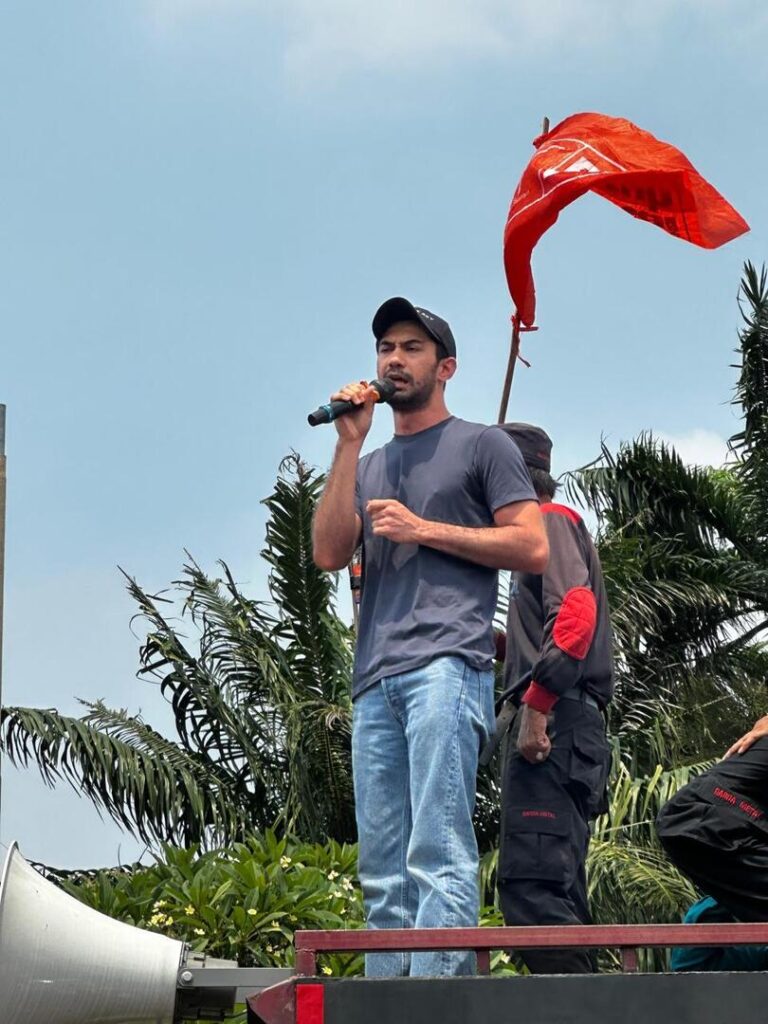 Reza Rahadian  Orasi di depan DPR: Anda di dalam Ini Wakil Siapa