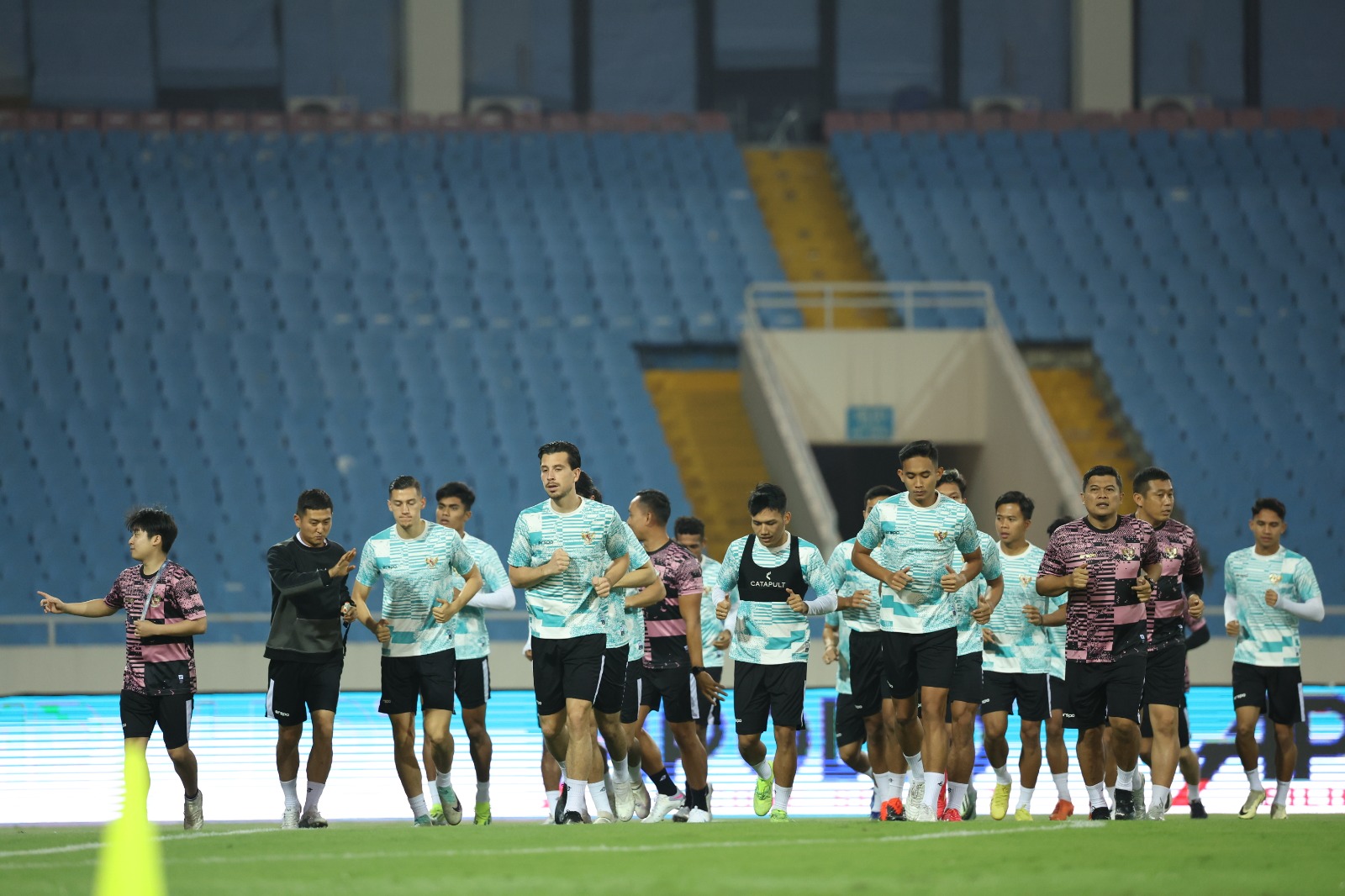 Timnas Indonesia telah tiba di China dan mulai menggelar sesi latihan perdana di Stadion Qingdao Tiantai hari ini Sabtu 12 Oktober 2024.