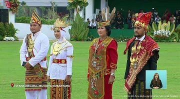 Busana Suku Karo yang dikenakan Donna Chandra Ginting terpilih sebagai terbaik pertama pria di HUT ke-79 RI di IKN. (Sekretariat Presiden)