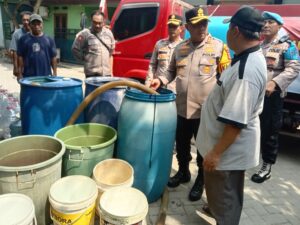 Warga Kragilan Sulit Dapat Air Bersih, Polisi Beri Bantuan 15 Ribu Liter