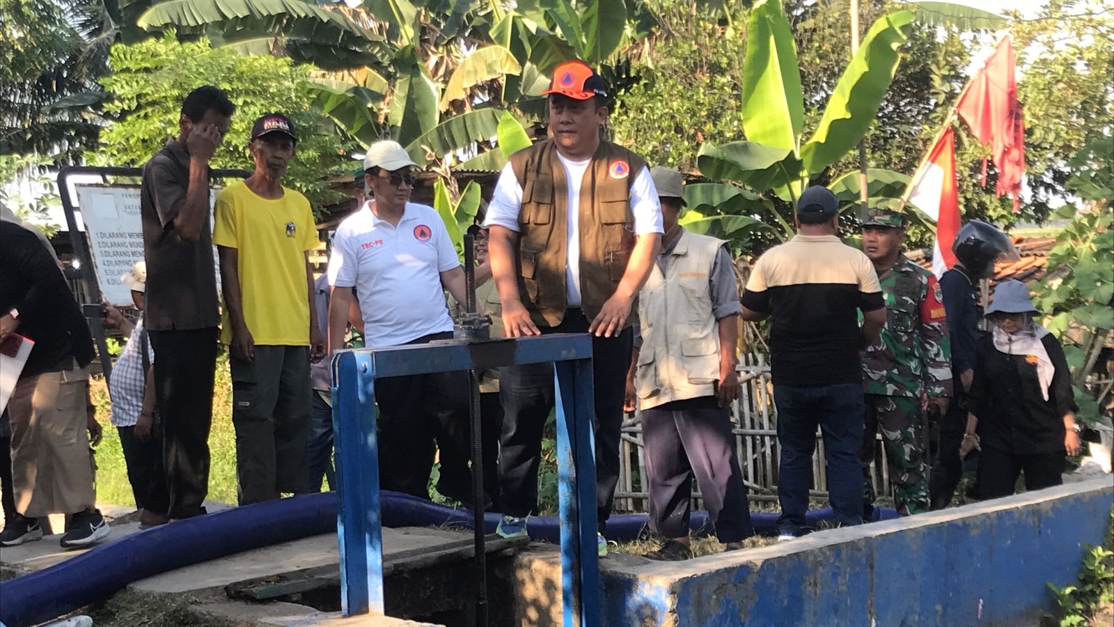 Penjabat (Pj) Bupati Bekasi Dedy Supriyadi meninjau lokasi kekeringan. (eka)