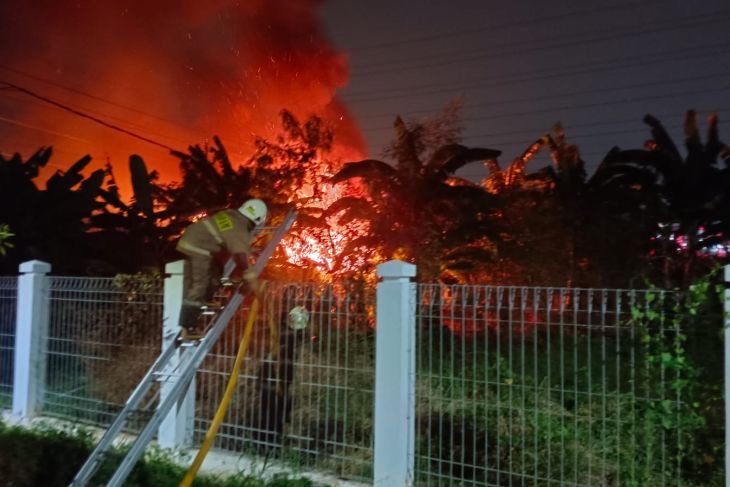 Bedeng di Tanjung Priok terbakar akibat tawuran pakai bom molotov
