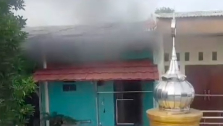 Sebuah rumah terbakar di kawasan Lubang Buaya Jakarta Timur. (Ist)