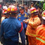 Petugas berupaya memadamkan api saat terjadi kebakaran di Bekasi yang menewaskan 2 orang. (Eka)