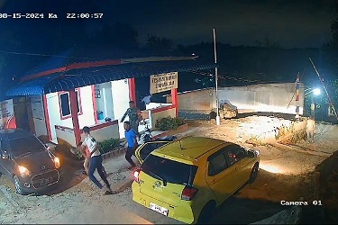 Pengeroyokan yang diduga melibatkan anggota TNI di Batam terekam CCTV.