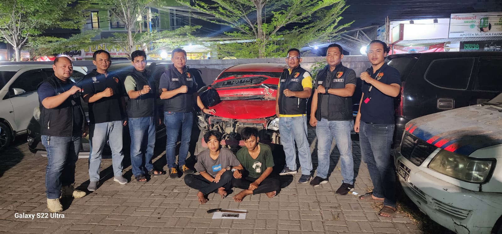 Petugas Polsek Babelan meringkus dua penjahat jalanan yang merampas motor wanita. (Ist)