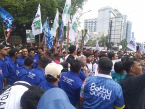 Ribuan Orang Antar Bobby Nasution Daftar Pilkada 2024 ke KPU Sumut