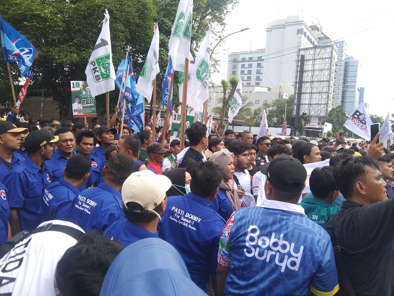 Simpatisan Bobby Nasution ikut antar pendaftaran Pilkada 2024 ke KPU Sumut. (Lilik)