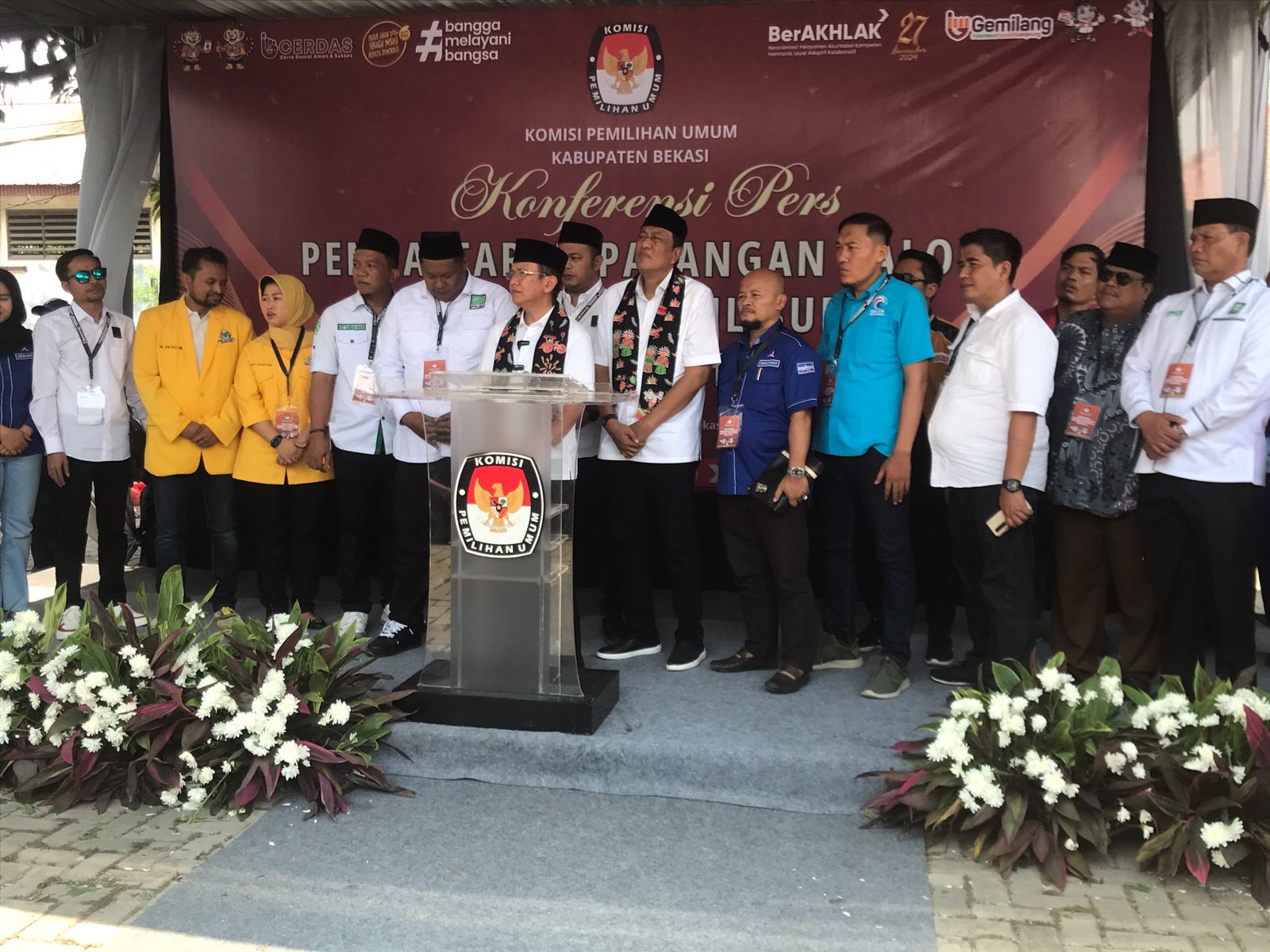 Pasangan Bakal Calon Bupati dan Wakil Bupati Bekasi Dani Ramdan dan Romli HM didampingi para pengurus Parpol resmi mendaftarkan diri ke KPU Kabupaten Bekasi, Kamis (29/8/24).(Ekka)