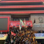 Ribuan mahasiswa pengunjuk rasa menduduki Kantor DPRD Sulsel, memprotes DPR RI dan pemerintah yang berupaya menganulir putusan Mahkamah Konstitusi (MK)