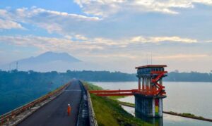 PLN Kembangkan PLTS Terapung di Karangkates