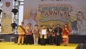 Bentangan Kain Sasirangan Pecahkan Rekor Muri