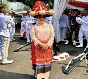 Kenakan Busana Adat Karo di Istana Negara, Ketua Dewan Audit OJK Sophia Surbakti Terlihat Anggun dan Menunjukkan Kebhinekaan