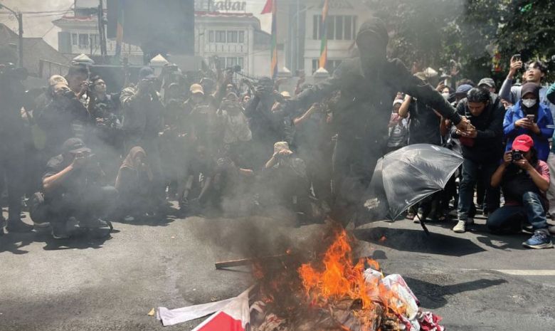 Dukung Putusan MK, Mahasiwa Bandung Sempat Bakar Baligo Prabowo dan Jokowi