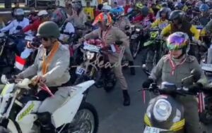 Gubernur Kalsel dan Acil Odah Naik Motor