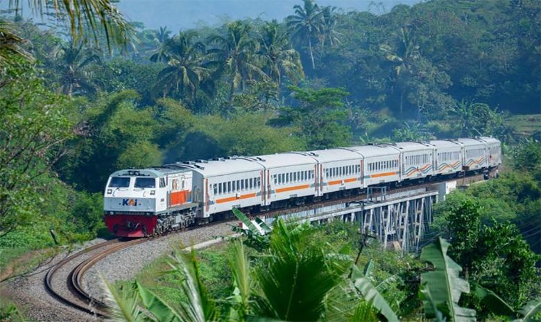 Rangkaian perjalanan kereta melibtasi rel membawa penujmpang. (dok. PT KAI)