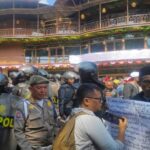 protes pembongkaran lapak