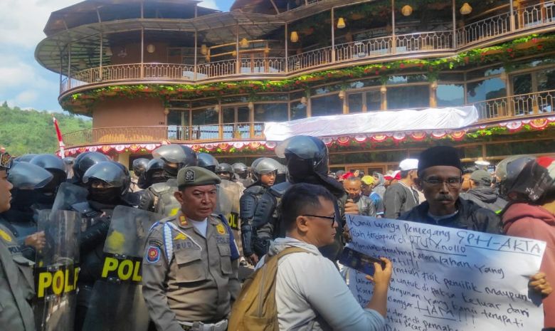 protes pembongkaran lapak