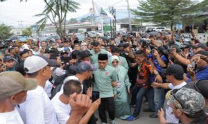 Ribuan Guru Ngaji dan Tukang Ojek Antar Dadang Supriatna-Ali Syakieb Daftar ke KPU