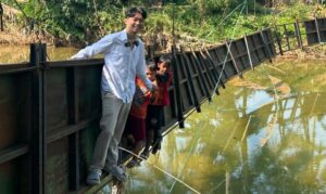 Content Creator Bantu Perbaikan Jembatan Gantung Viral di Sukabumi