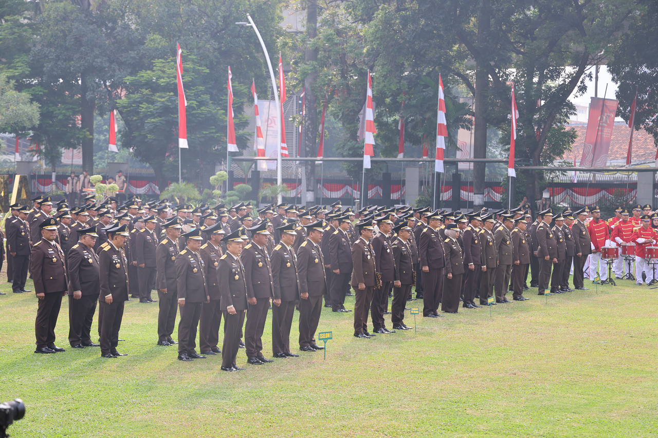 Pegawai Kejaksaan Agung sedang ikuti upacara