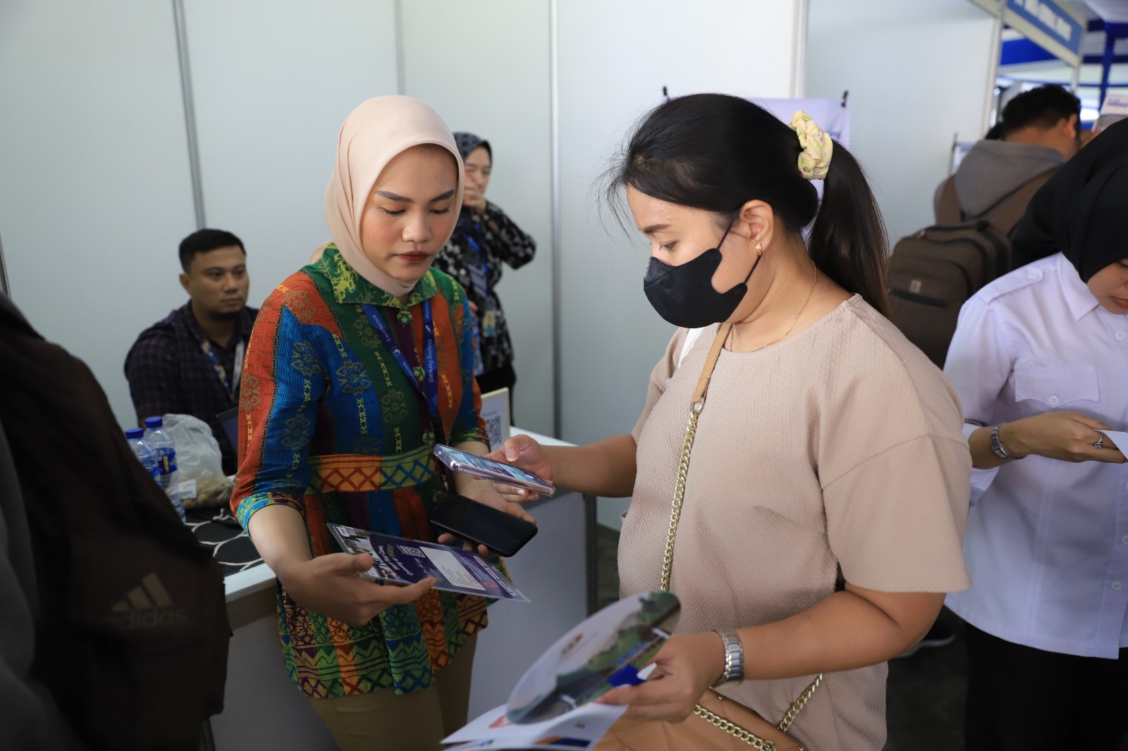 Pencari kerja mengikuti jobfair yang diadakan Pemkot Tangerang