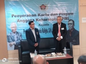 Ketum PWI Pusat Serahkan Kartu dan Piagam Anggota Kehormatan PWI kepada Pengacara Senior OC Kaligis
