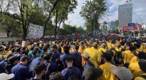 Ribuan Pendemo Geruduk DPRD Kalsel Dukung Putusan MK