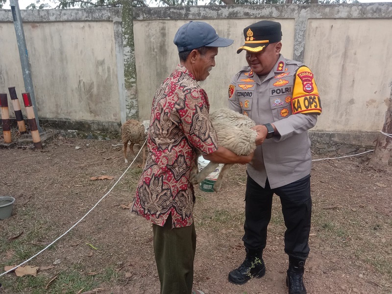 Kapolres Serang AKBP Condro Sasongko menyerahkan kambing kepada pemilik usai dicuri begal.