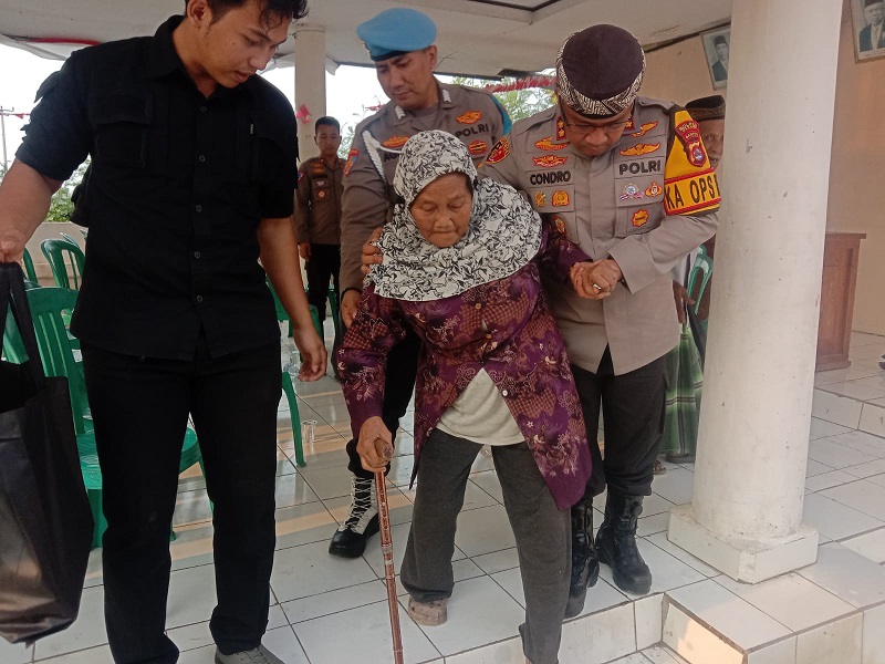 Kapolres Serang AKBP Condro Sasongko mengunjungi warga ke Kampung Cisait, Kecamatan Kragilan,