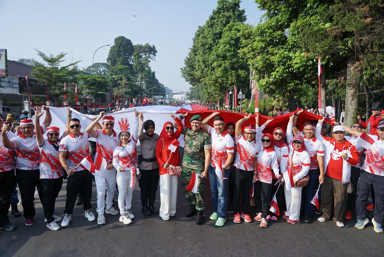 Ribuan warga Bogor padati kirab merah putih 2024 (Nicho)