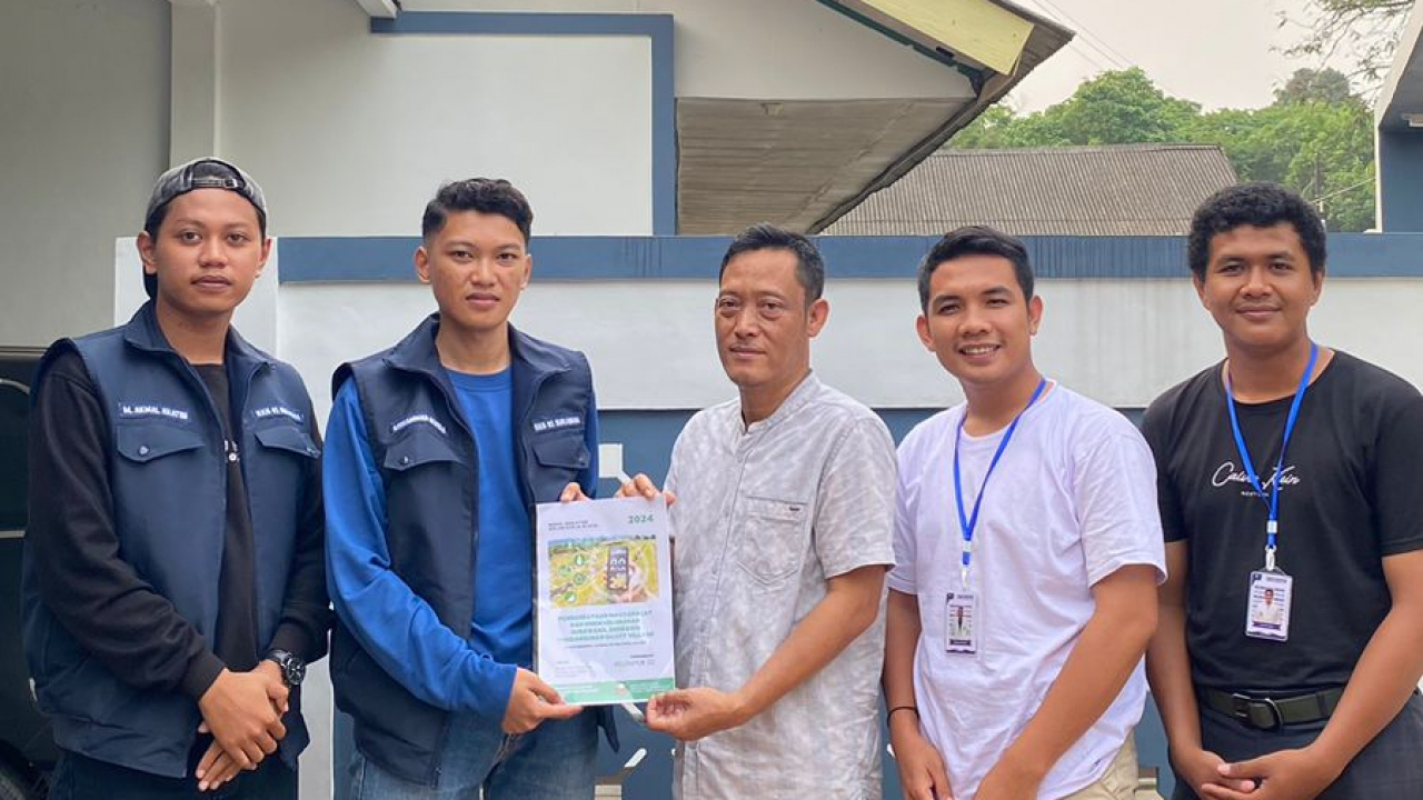 mahasiswa uin serang kkn berikan bibit pohon ke warga