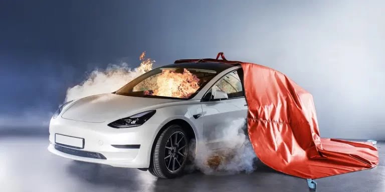 mobil listrik terbakar dapat diatasi dengan selimut api 768x384 1