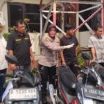 Kapolsek Bantargebang, AKP Ririn Sri Damayanti, mengecek motor yang diamankan dari pelaku begal. (eka)