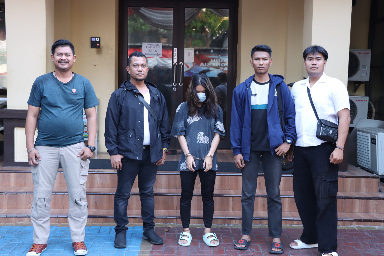 Perempuan muda penjual gadis ABG ditangkap petugas Polsek Tambora di Jakarta Barat. (Aris)