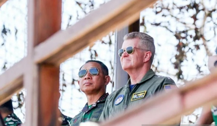 Panglima TNI Jenderal Agus Subiyanto dan perwakilan perwira Ameriksa Serikat menyaksikan latihan gabungan. (Ist)