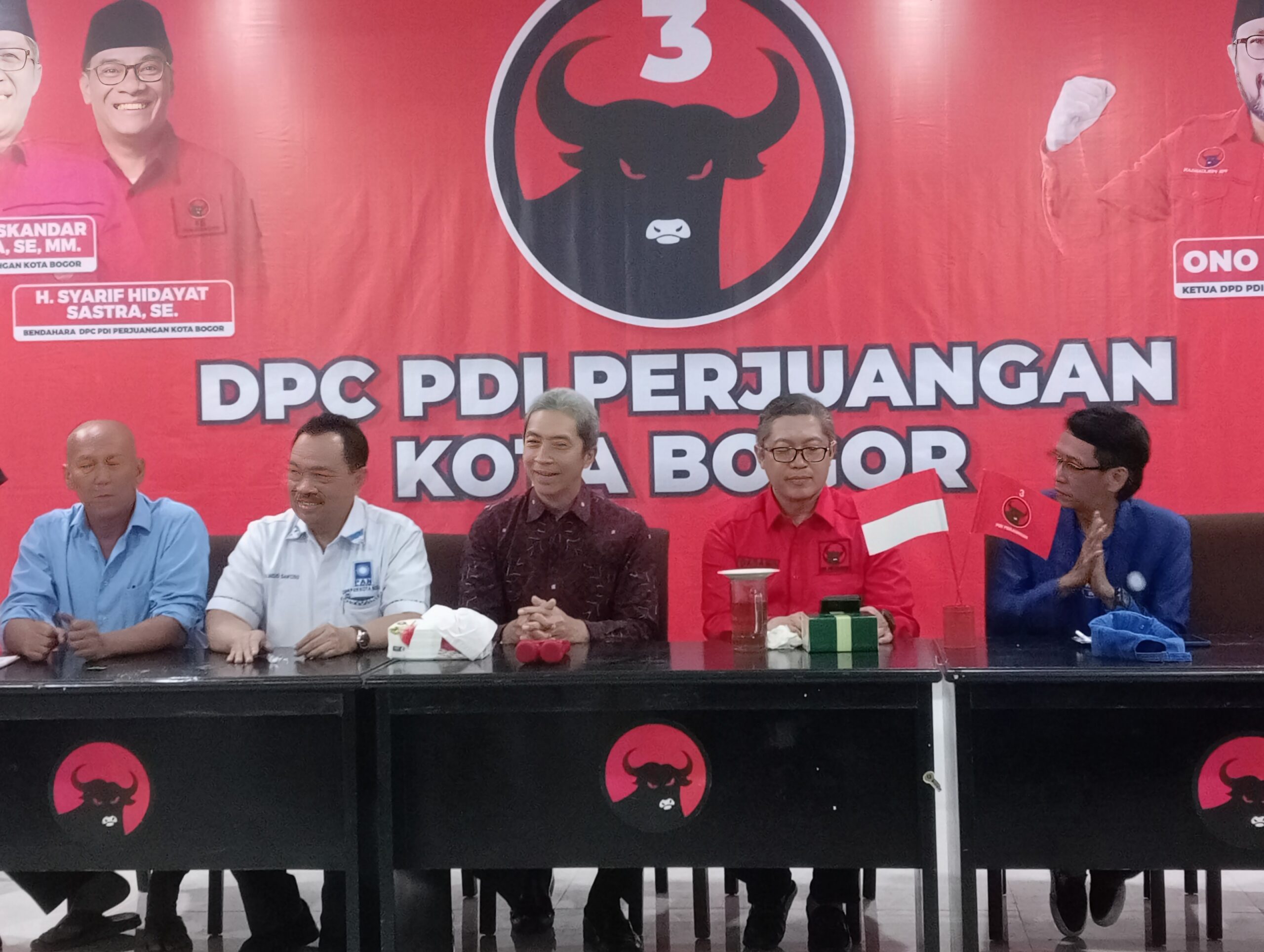 Pertemuan tiga parpol upaya menentukan koalisi Pilkada Kota Bogor, di DPC PDIP. (KIS/Nicho)