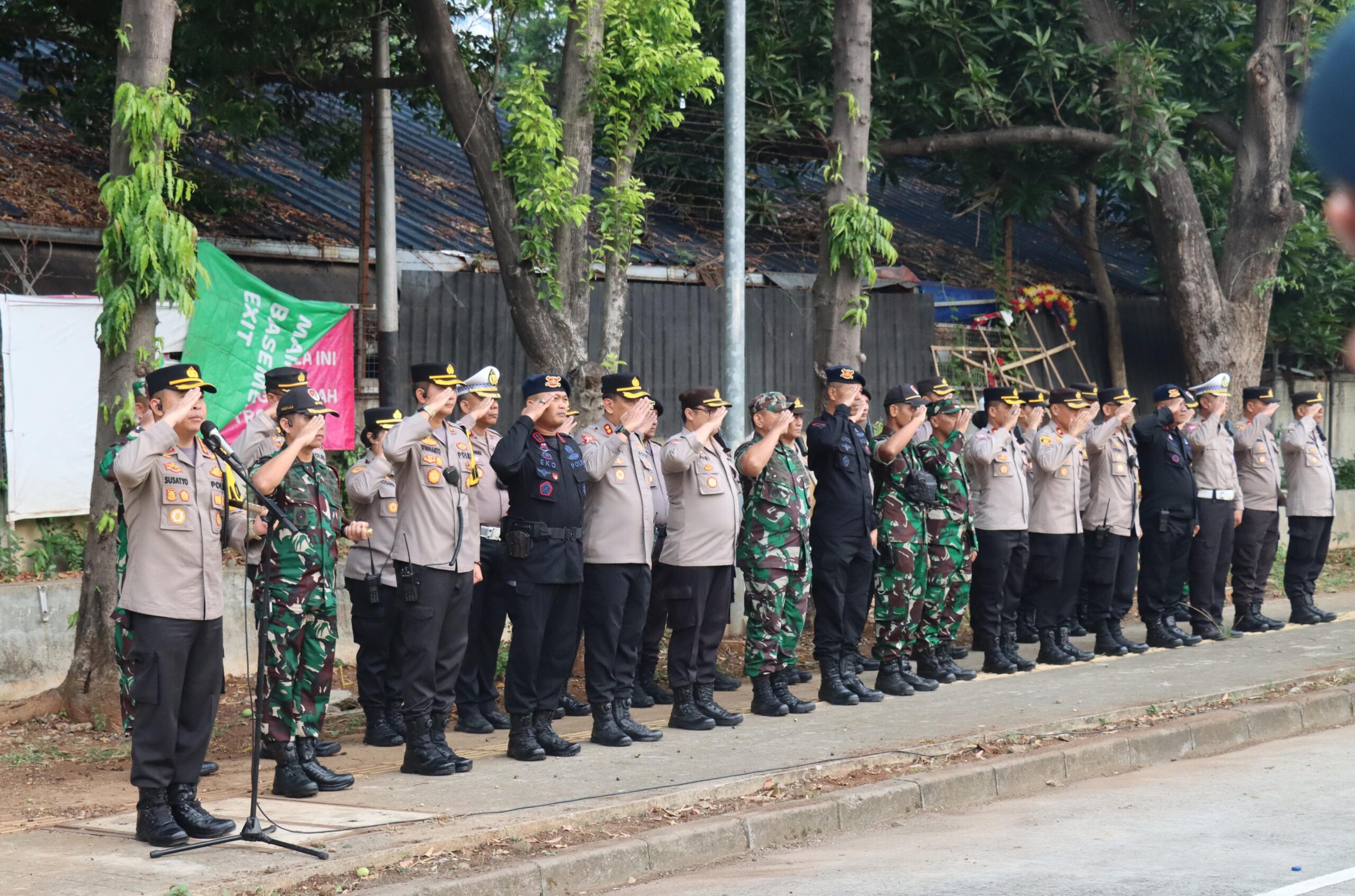 Petugas gabungan Polri/TNI lakukan pengamanan sidang tahunan MPR. (Aris)