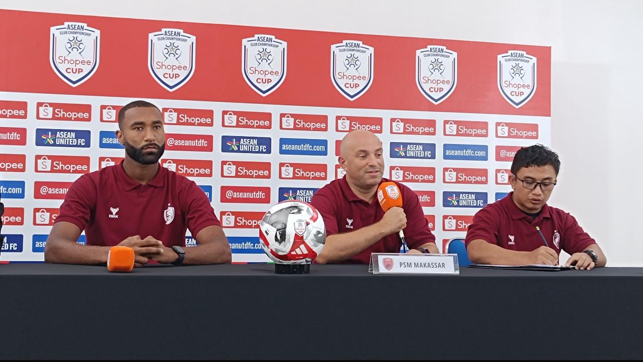 Pelatih PSM Makassar, Bernardo Tavares saat jumpa pers jelang laga Grup A ASEAN Club Championship Shopee Club 2024/2025