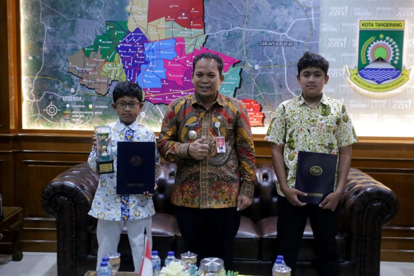 Ulisn Abimanyu Ragfasys Putra (kanan) dan adiknya Danindra Faeza Darrel Al-Rafqi (kiri) bersama PJ Wali Kota Tangerang Nurdin. (Ist)