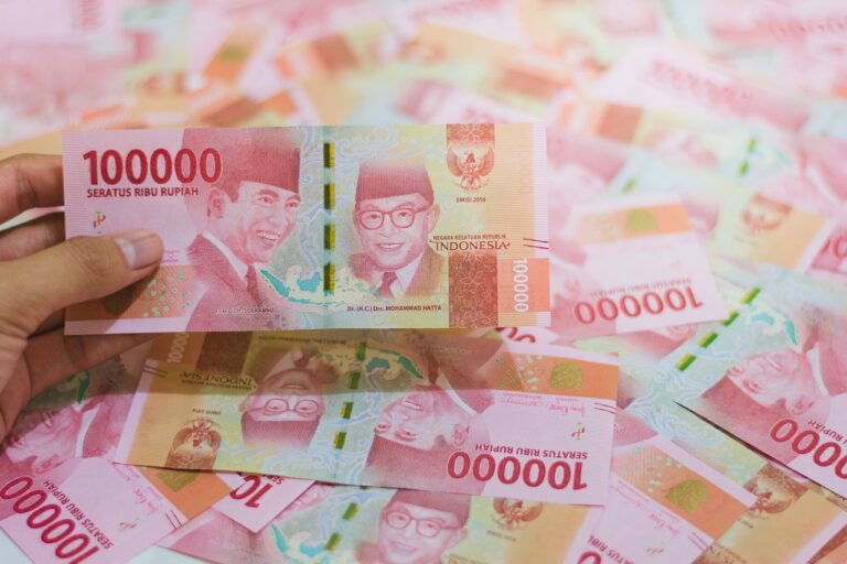 Lembaran mata uang rupiah.