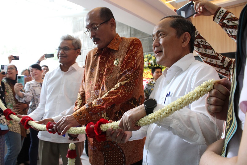 Dr. Janedjri M. Gaffar, M.Si., Deputi VI Bidang Kesatuan Kementerian Koordinator BidangPolitik, Hukum, dan Keamanan (Kemenkopolhukam meresmikan Usakti Prima dan Foodhall di kampus Trisakti. (Ist)